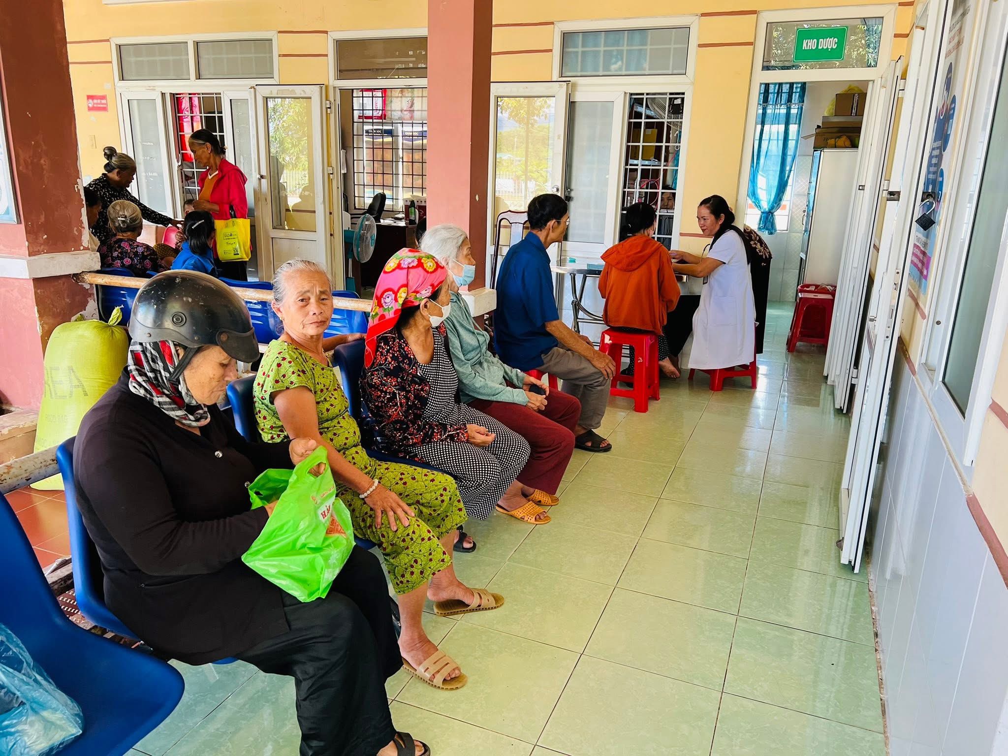 TỔ CHỨC KHÁM SỨC KHOẺ CHO NGƯỜI CAO TUỔI NHÂN DỊP “THÁNG HÀNH ĐỘNG VÌ NGƯỜI CAO TUỔI VIỆT NAM”