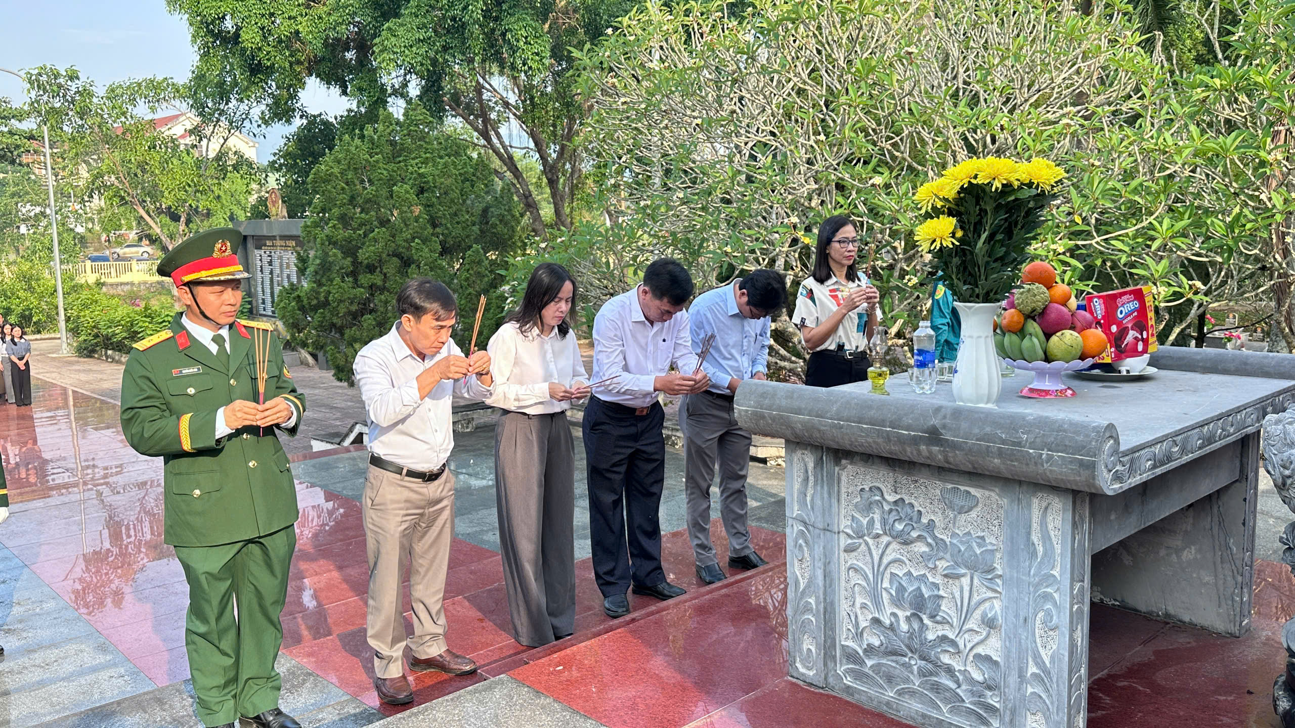 XÃ CƯ M’TA TRANG TRỌNG TỔ CHỨC LỄ VIẾNG NGHĨA TRANG LIỆT SĨ VÀ NHÀ BIA TƯỞNG NIỆM LIỆT SĨ SƯ ĐOÀN 10 – QUÂN ĐOÀN 3  NHÂN KỶ NIỆM 30/4 VÀ 01/5