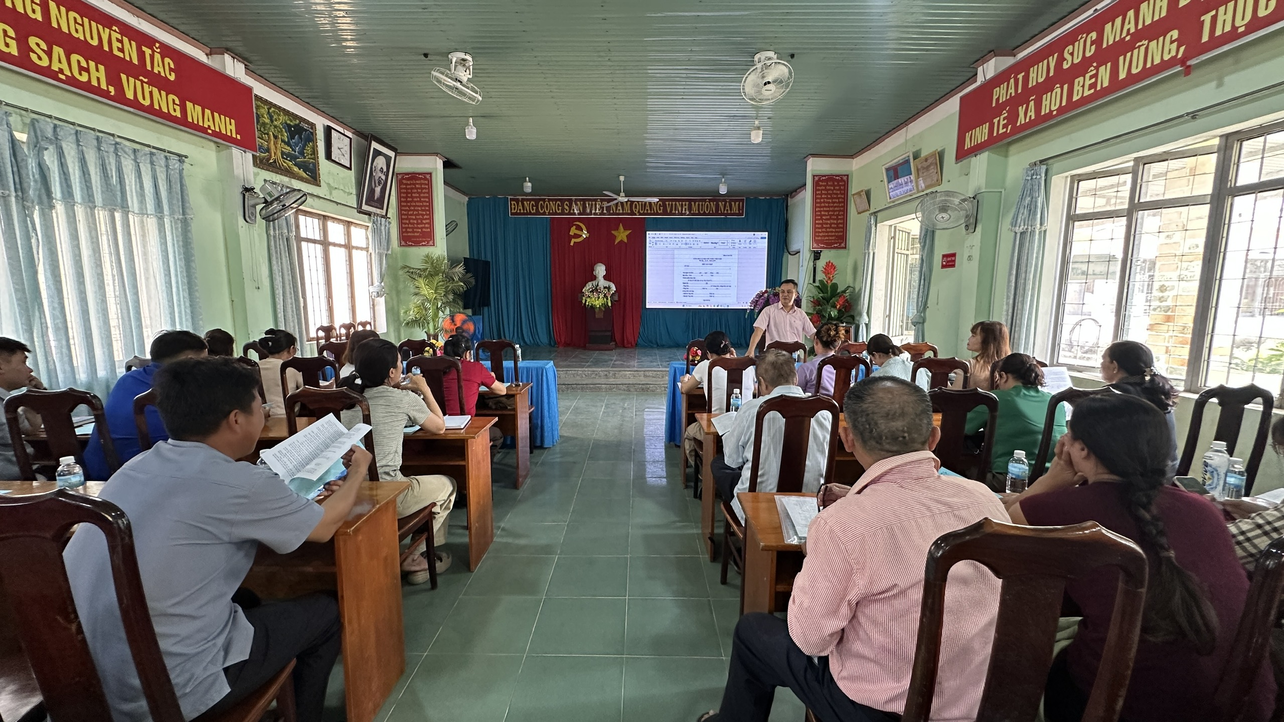Tập huấn nâng cao chất lượng hoạt động tín dụng chính sách xã hội năm 2026 trên địa bàn xã Cư M’ta